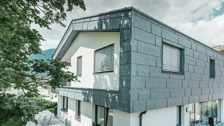Andre etasje til et moderne bolighus kledd med PREFA aluminium fasadepaneler FX.12 i fargen steingrå.