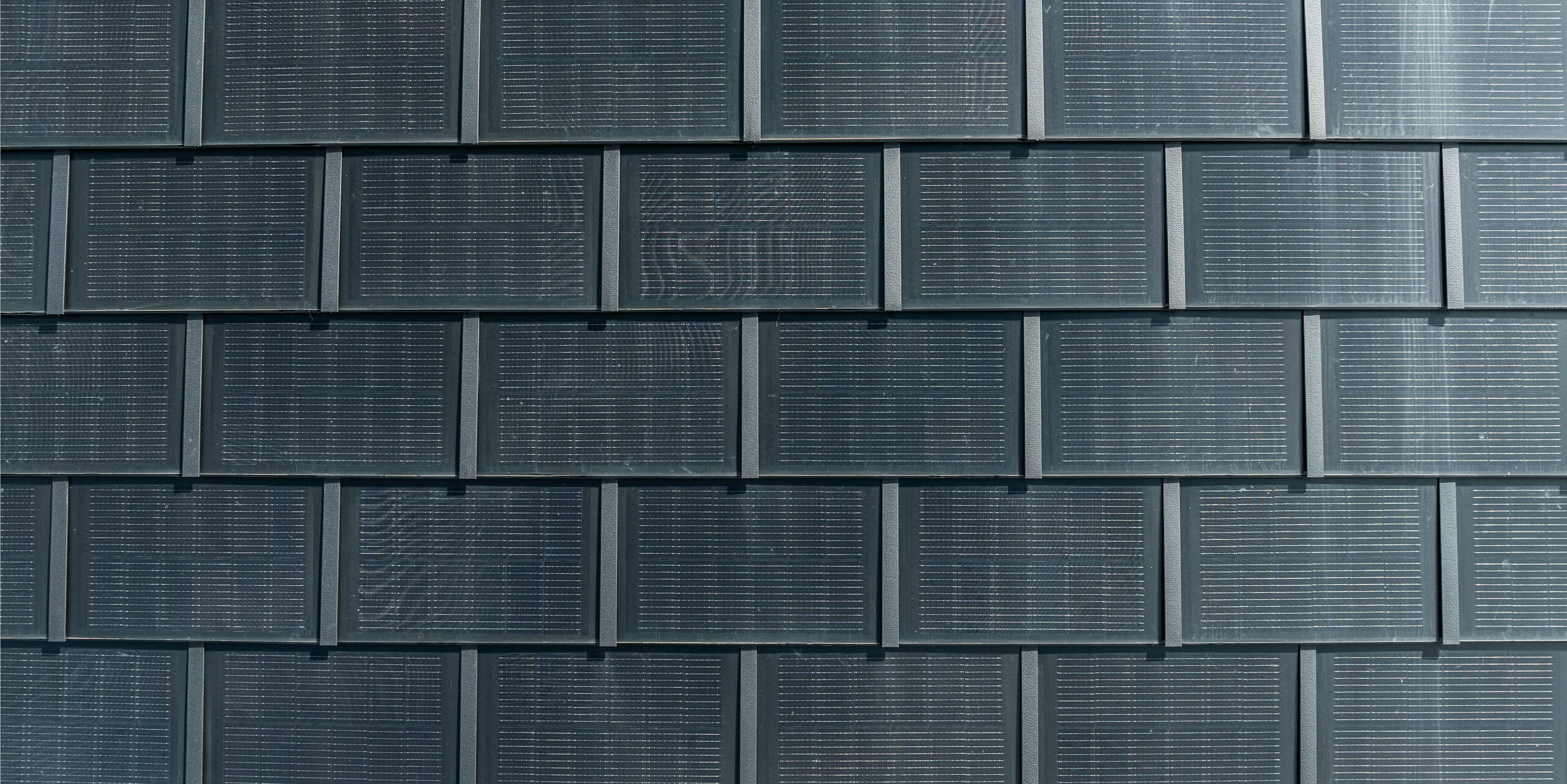 PREFA soltakpaneler med integrerte solcellemoduler i detalj. Denne innovative løsningen kombinerer estetisk takdesign med bærekraftig energiproduksjon. De slitesterke, lette og værbestandige takpanelene i aluminium gir maksimal effektivitet med minimal innvirkning på arkitekturen. Perfekt for moderne og verneverdige bygninger som verdsetter miljøvennlig teknologi.