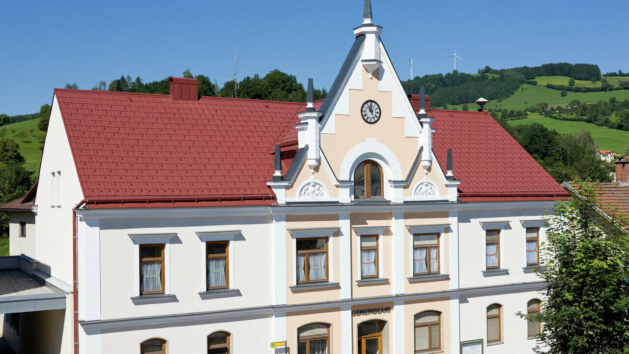 Kommunekontor i Traisen tekket med PREFA takplate og PREFA fotrenne