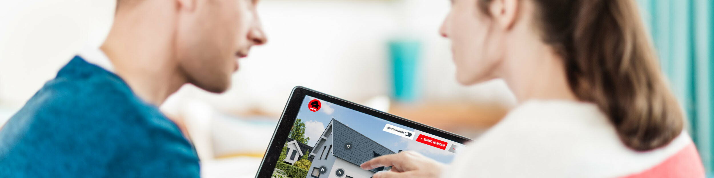 Et par sitter sammen ved et bord og ser på en digital fremstilling av et hus på et nettbrett, der tak, fasade og solcelleelementer er i aluminium. Dette er i forbindelse med PREFAs veiledning for tak, fasade og solenergi for boligbygging og renovering.