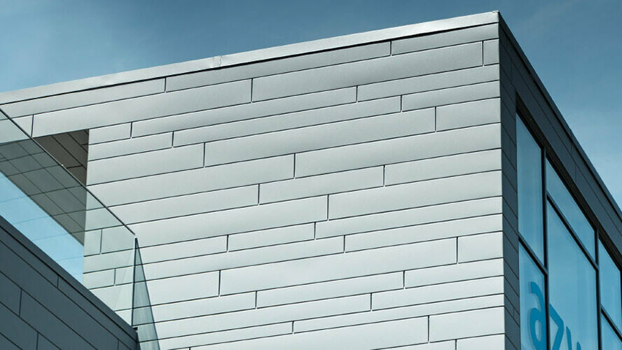 På denne utvendige fasaden ble PREFA Sidings i P.10 lys grå kombinert i forskjellige lengder og bredder.