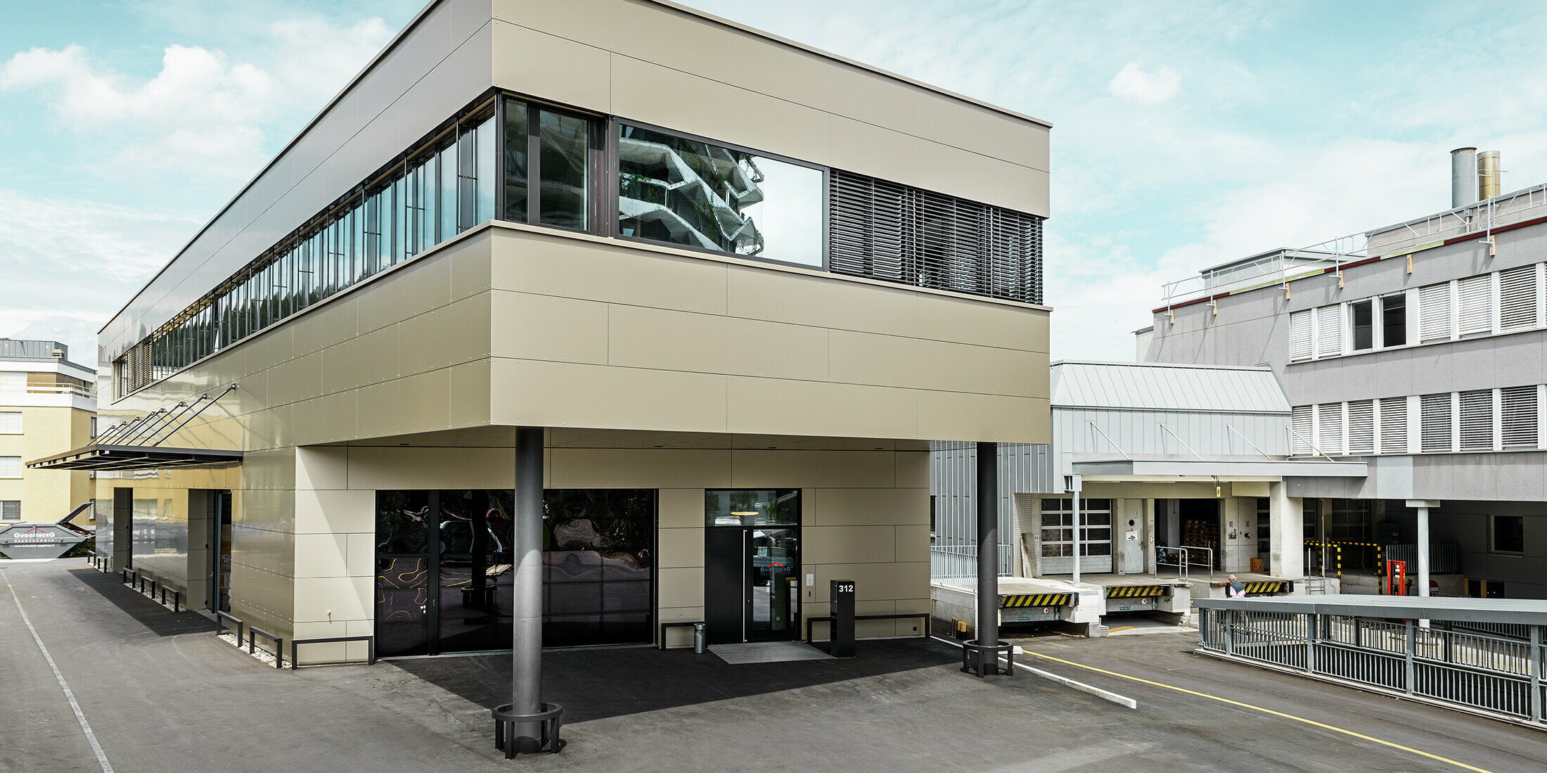 Moderne tilbygg med verksted og kontor fra Guggisberg Dachtechnik med PREFA aluminiumskomposittplate i bronse