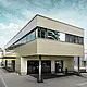 Moderne tilbygg med verksted og kontor fra Guggisberg Dachtechnik med PREFA aluminiumskomposittplate i bronse