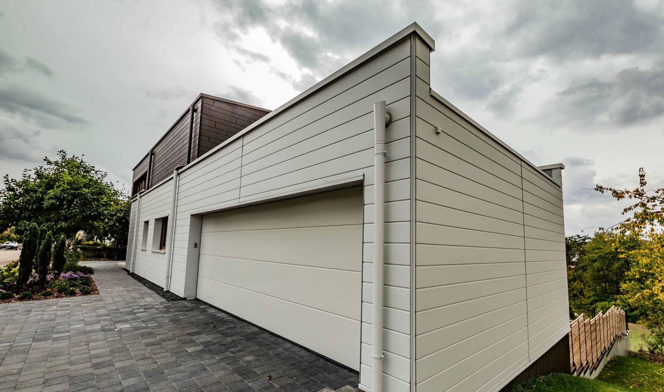Liggende garasjekledning med PREFA Siding i hvit med PREFA regnmottaker.