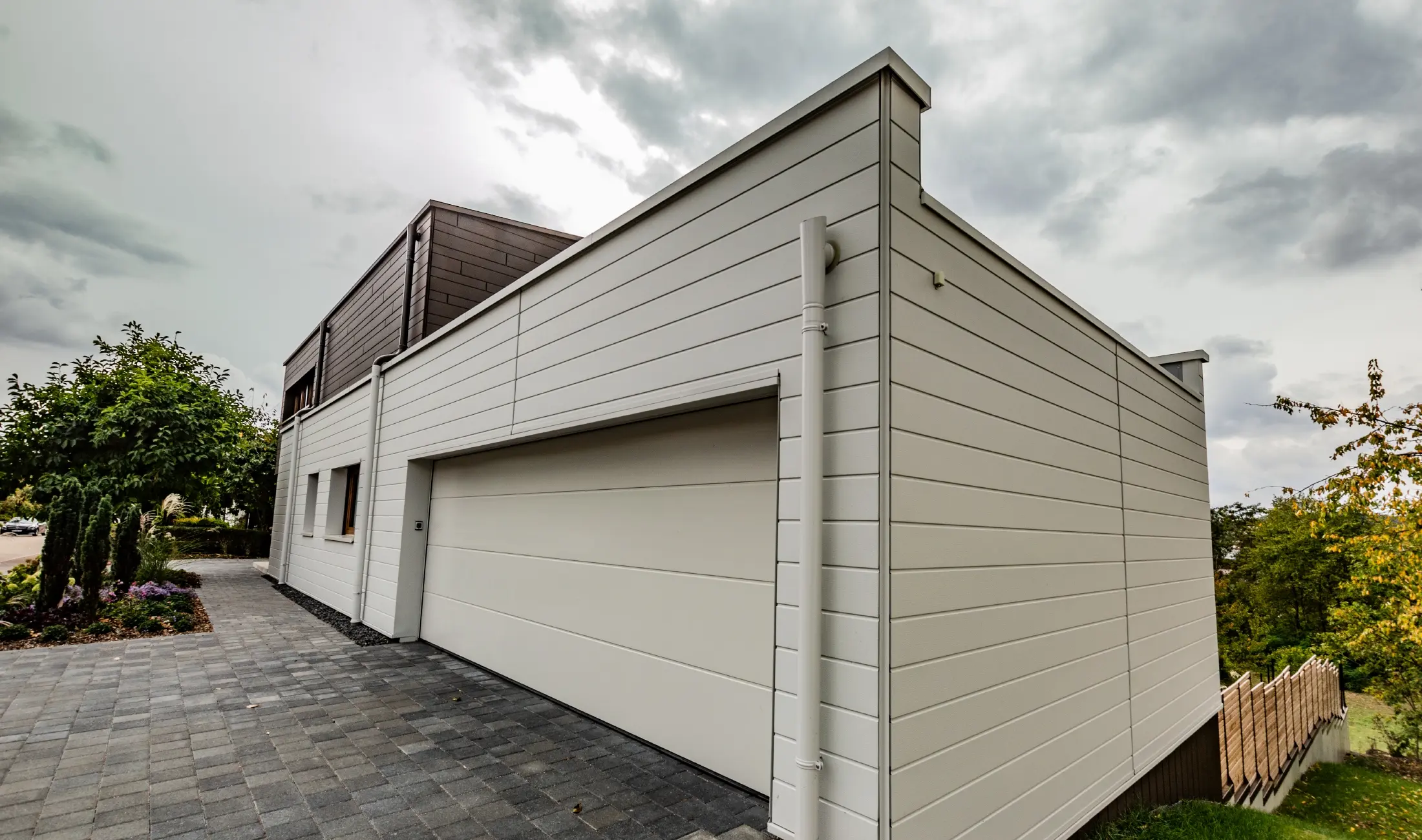 Liggende garasjekledning med PREFA Siding i hvit med PREFA regnmottaker.