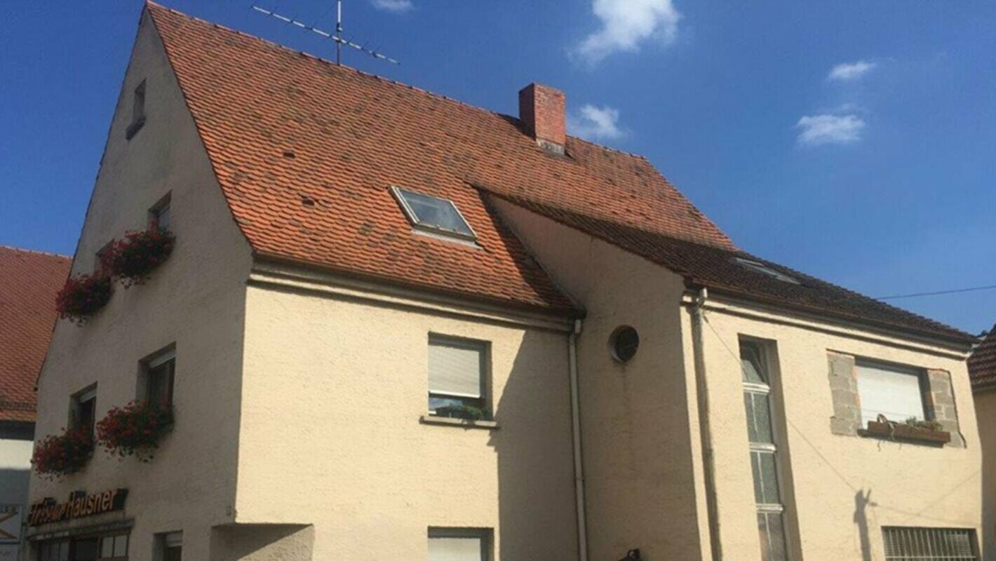 Hus før renovering av taket med PREFA takplate