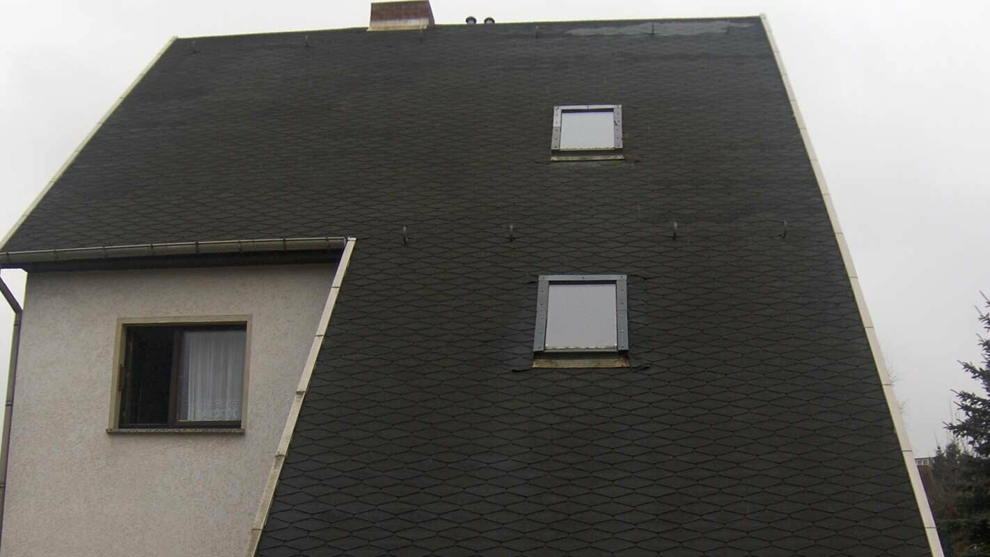 Lang takflate før renovering av taket på en enebolig med PREFA takrombe