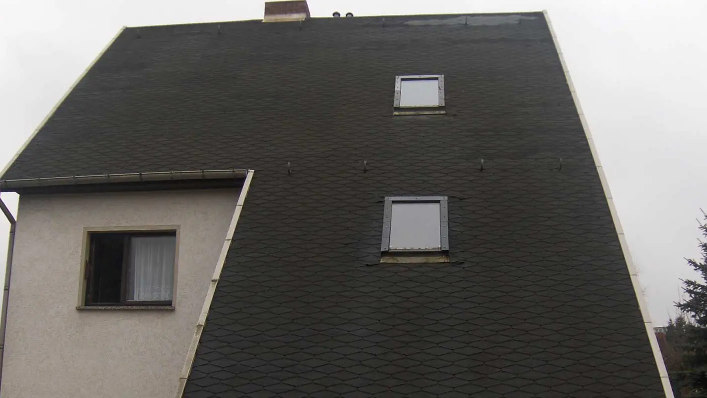 Lang takflate før renovering av taket på en enebolig med PREFA takrombe