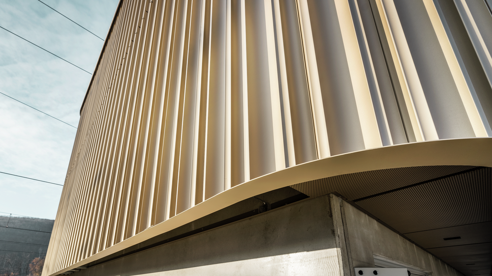 Nærbilde av ÖBB verkstedhallen i Purkersdorf med individualprofil