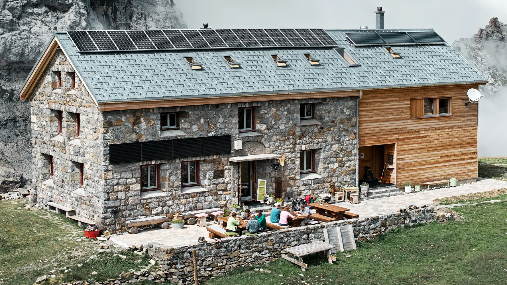 Den sveitsiske Claridenhütte ligger på over 2000 meters høyde og ble dekket med PREFA takplate i P.10 steingrå
