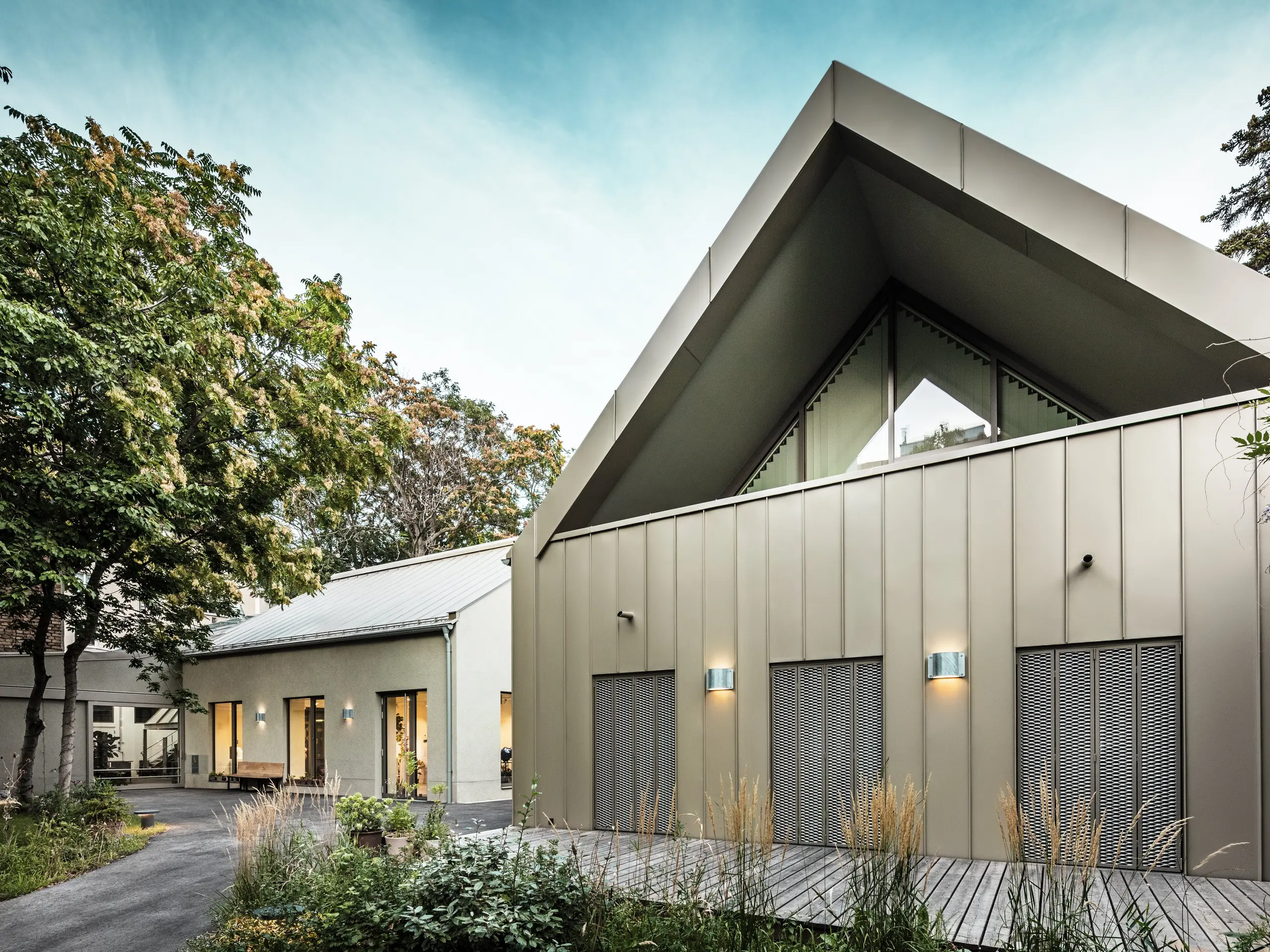 Vorderansicht des Studio Comploj in Wien mit PREFALZ-Aluminiumfassade in P.10 Prefabronze. Die moderne Glashütte vereint handwerkliches Können mit zeitgenössischer Architektur.