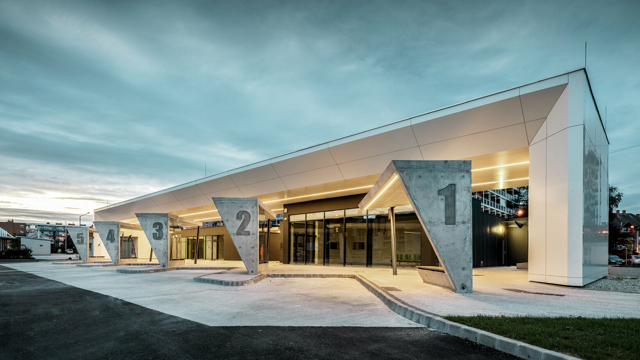 Moderne utformet bussterminal i Lenti, Ungarn, takutstikk er kledd med PREFABOND aluminiumskomposittplate i ren hvit.