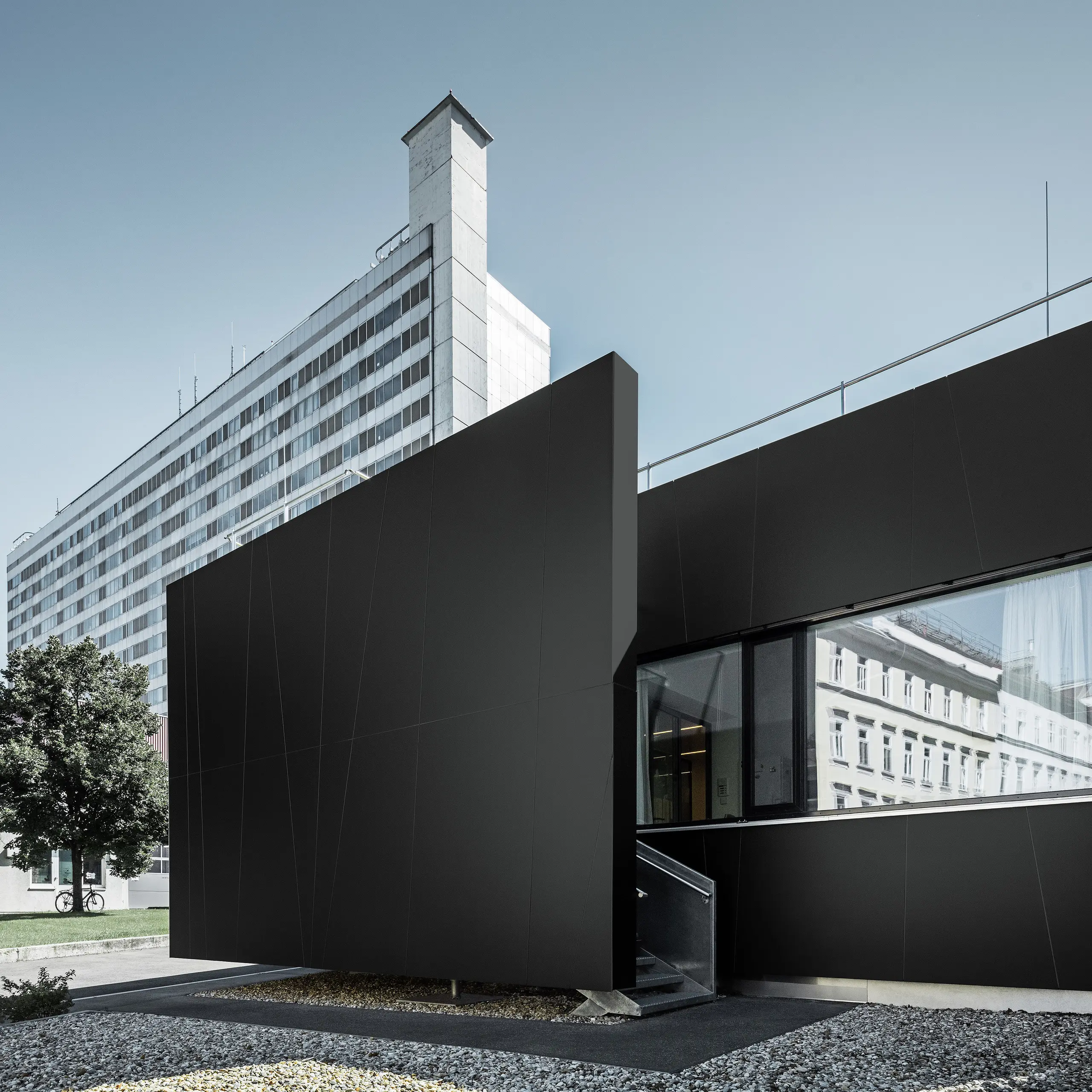 Forsiden av det sentrale akuttmottaket til Klinik Landstraße i Juchsgasse i Wien, Østerrike, ble kledd med PREFABOND aluminiumskomposittplater i gråsvart.