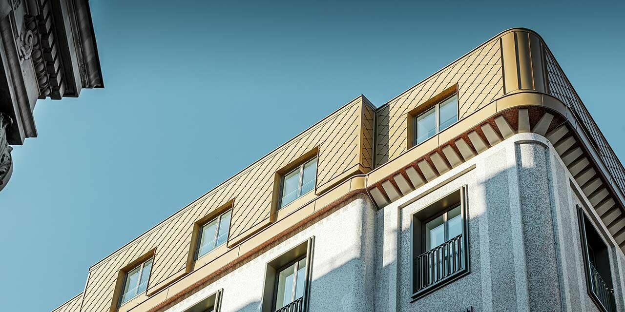 Taketasje med leiligheter i Korb Etagen i Wien. Påbygget er kledd med PREFA veggrombe 29 × 29 i perlegull.