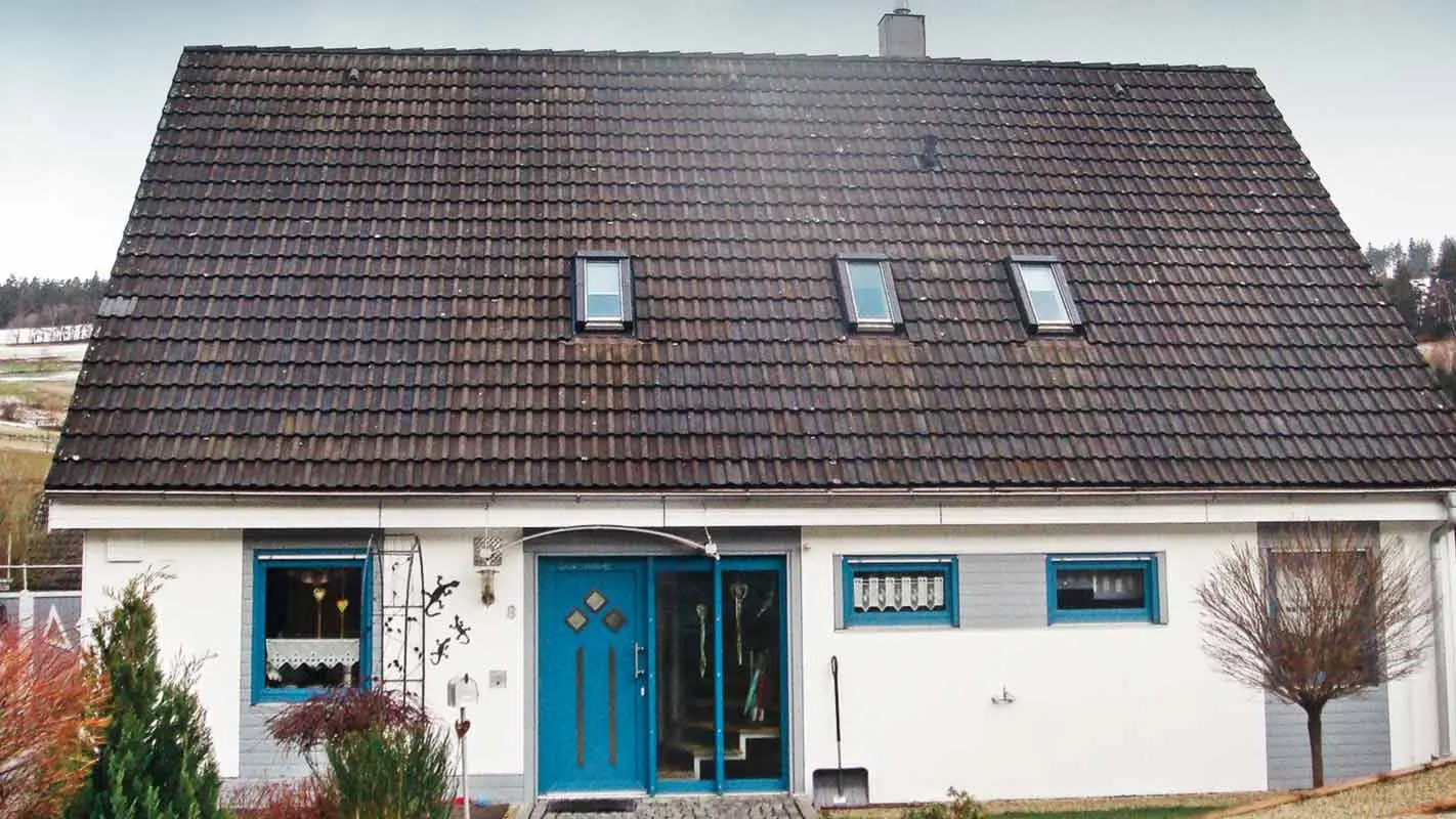 Før renoveringen av taket med PREFA FX.12 takpanel i P.10 antrasitt