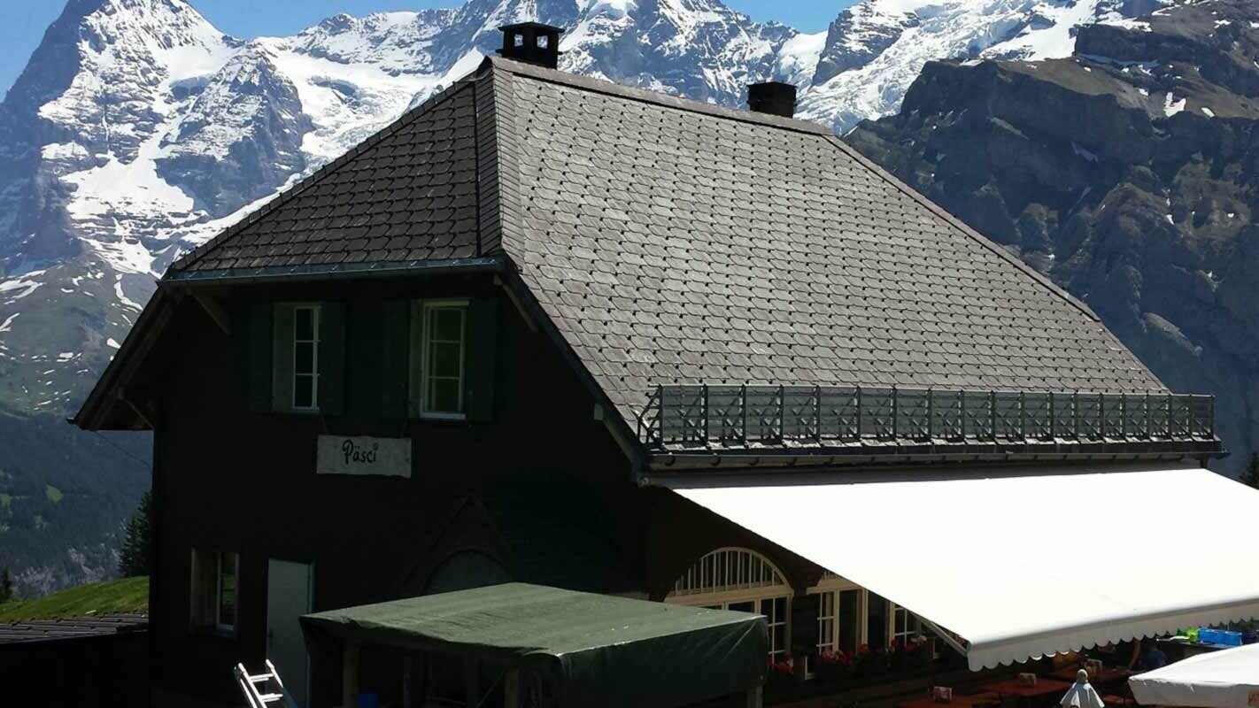 Før renovering av halvvalmtaket på en fjellhytte med PREFA takshingel og snøfangere