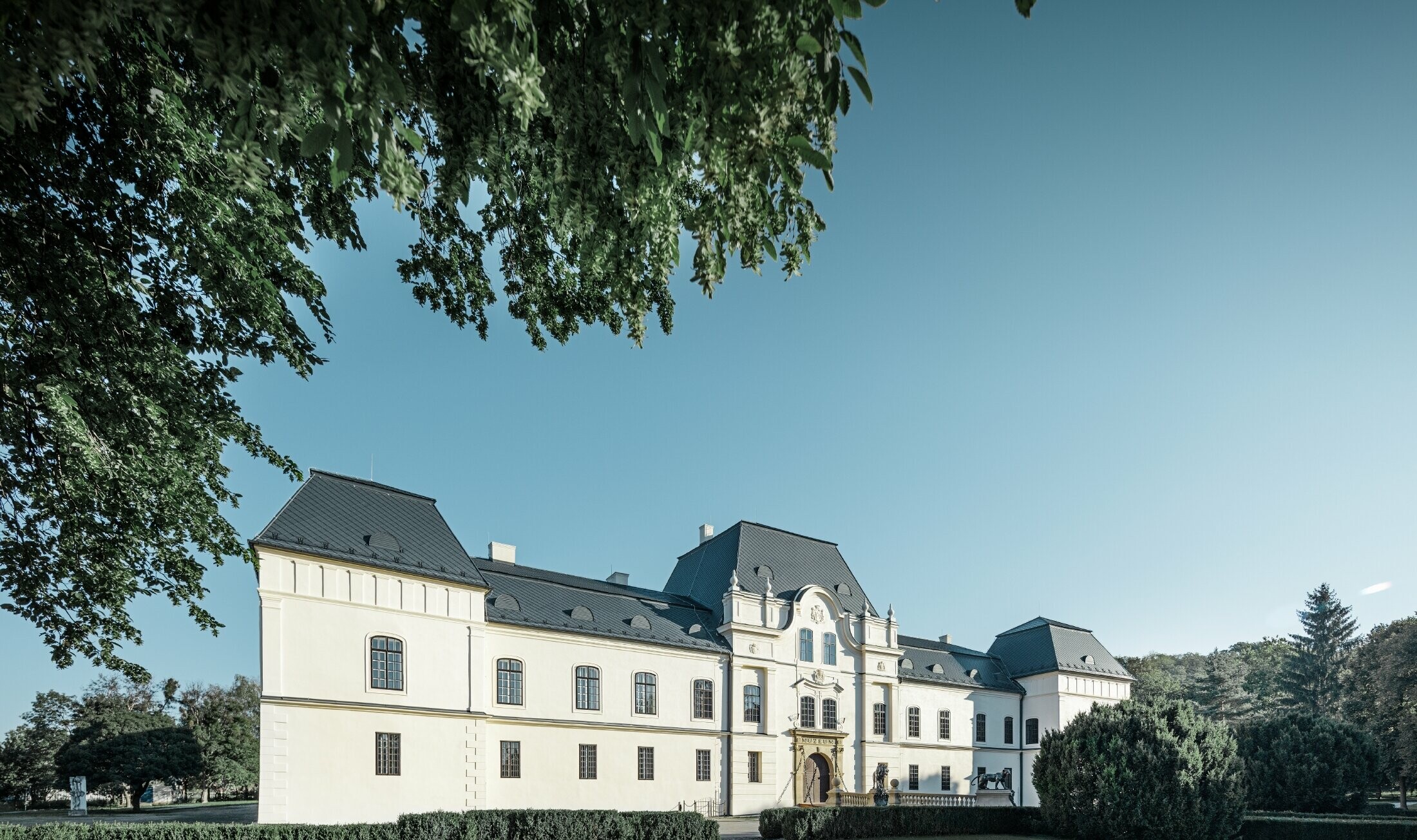 Schloss Humenné ist im Stil der Renaissance gebaut und wurde mit der PREFA Dachraute in anthrazit neu eingedeckt