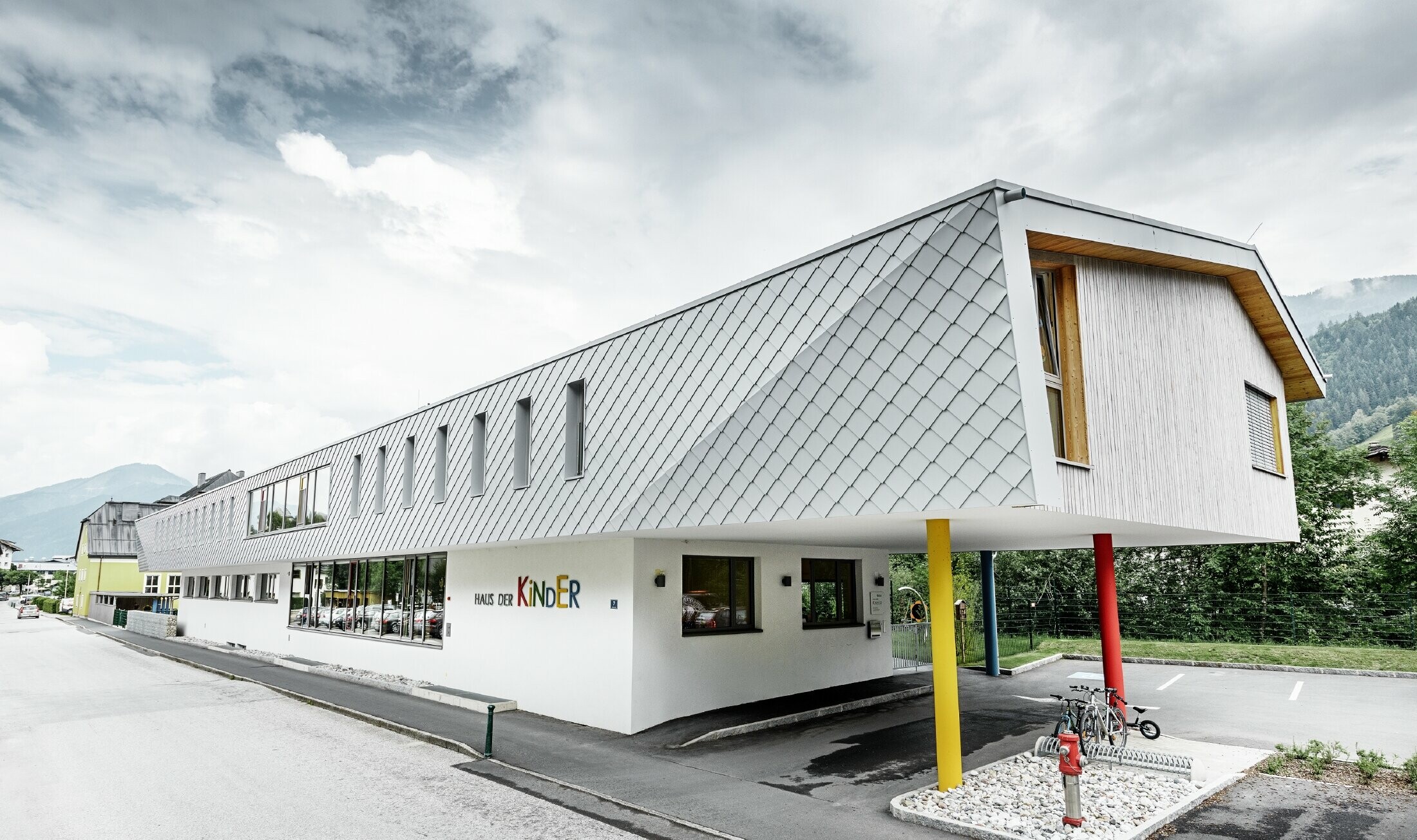 neu gebauter Kindergarten in Kaprun mit einer modernen Aluminium Fassade mit der PREFA Wandraute in prefaweiss