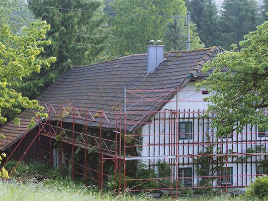 Det gamle hustaket like før takrenovering med PREFA takshingel (med stillas)