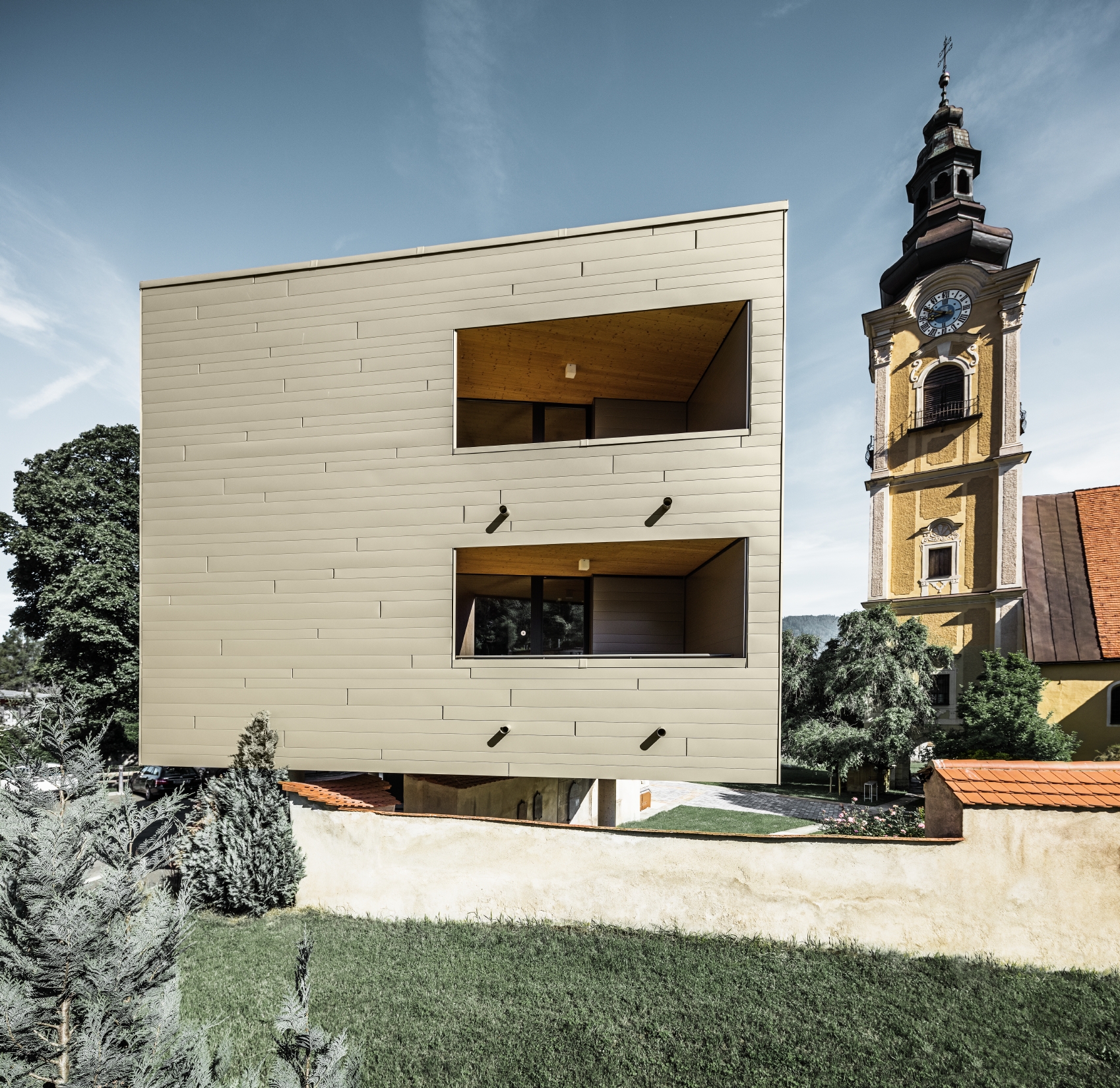 Firmahovedkvarteret til EMA, fasaden er kledd med aluminiumbygningsplater i bronse og antrasitt fra PREFA.