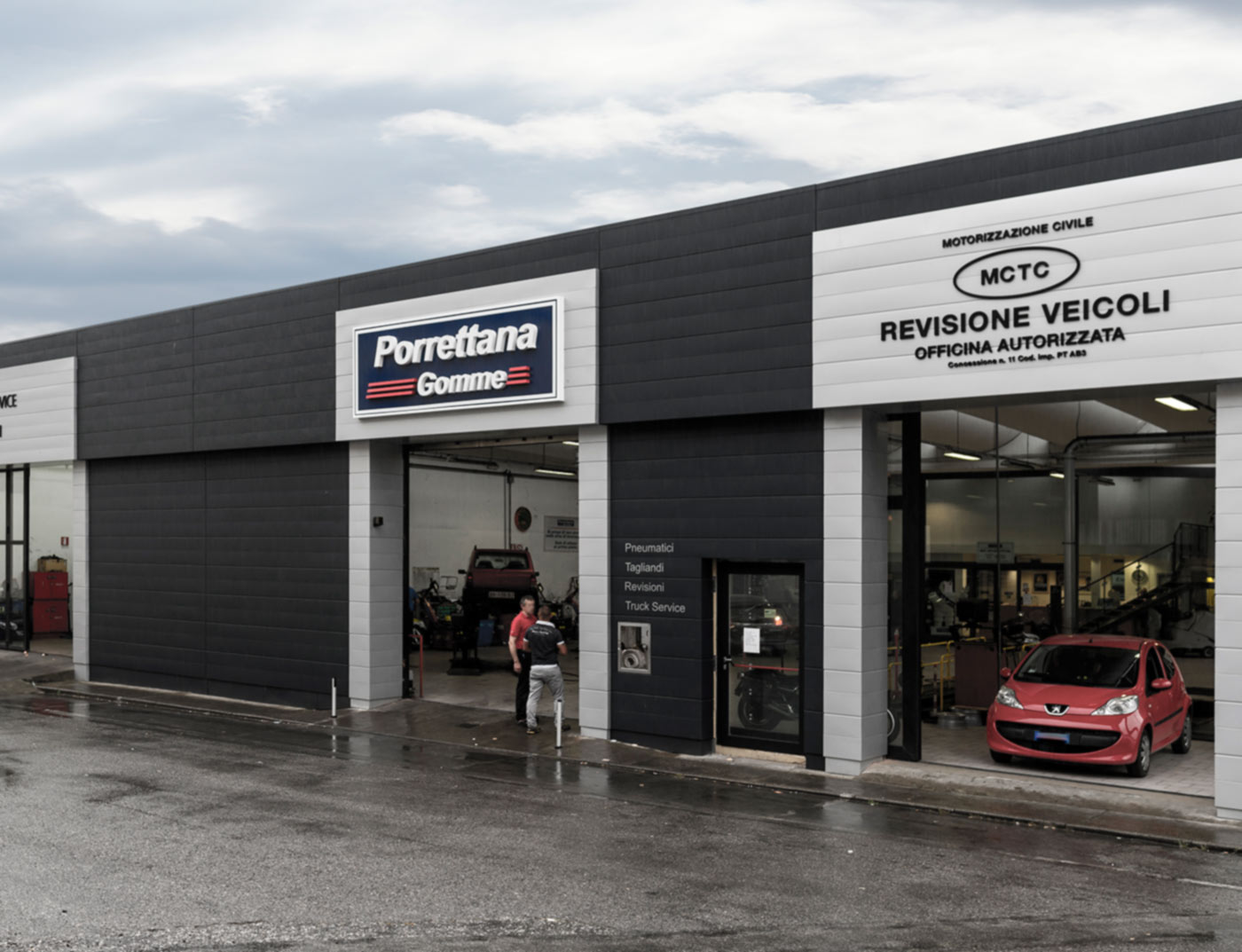 Bilforhandler med aluminiumsfasade med PREFA Sidings i svartgrått.